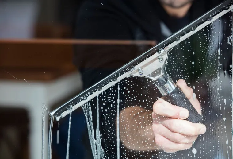 Window & Glass Surface Cleaning